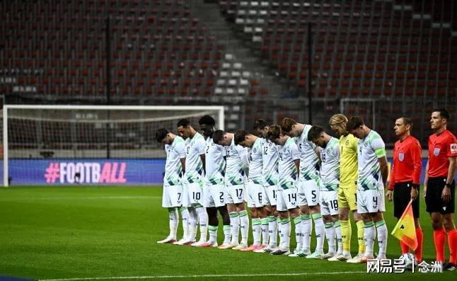 以色列国歌奏响，爱尔兰球员全体低头！佩戴黑纱+拒握手 3-0大胜